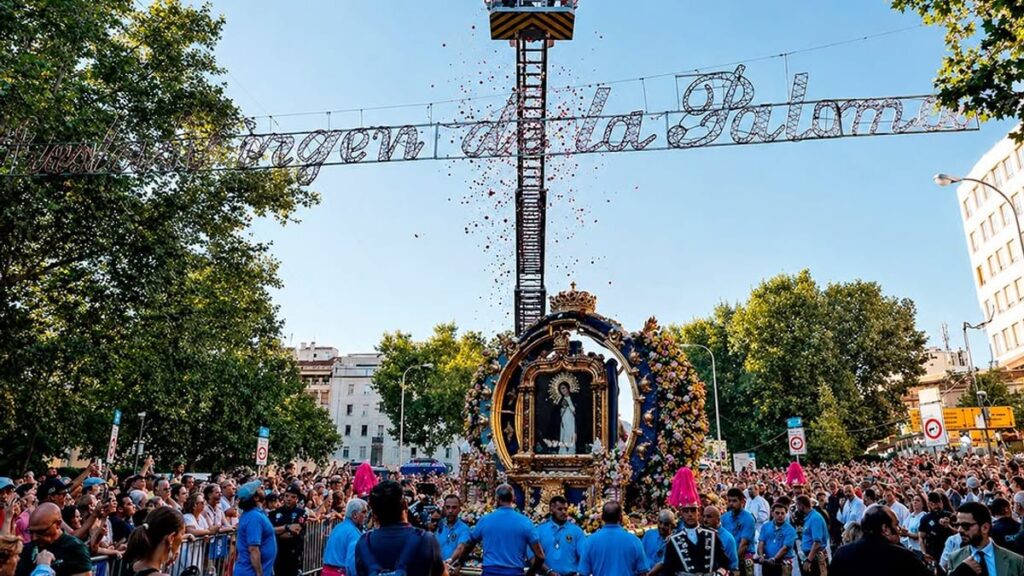 Verbena tradicional de las fiestas de La Paloma en Madrid con ambiente festivo y música en directo