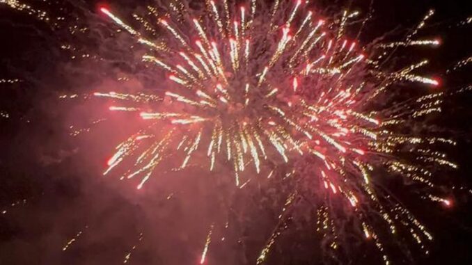 Las Fiestas de la Tierra cierran con fuegos artificiales en ses Figueretes Fuegos artificiales durante las Fiestas de la Tierra en ses Figueretes, Eivissa