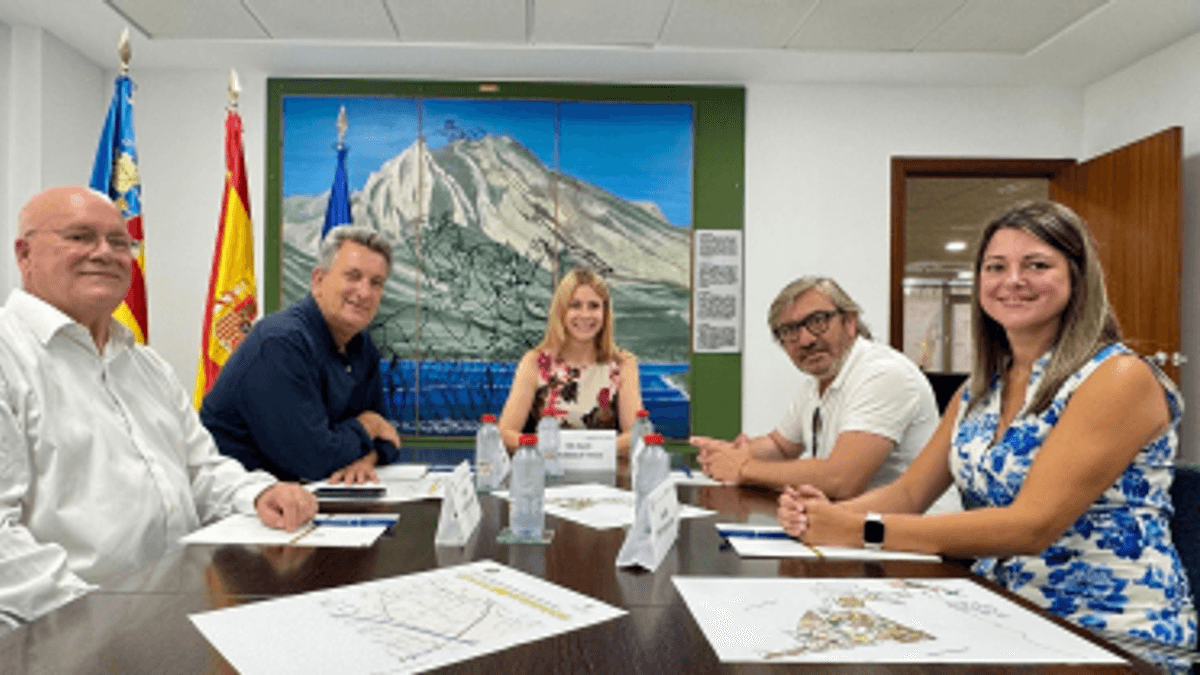 Reunión oficial sobre el refuerzo del transporte público de Finestrat con representantes de la Generalitat Valenciana y el Ayuntamiento