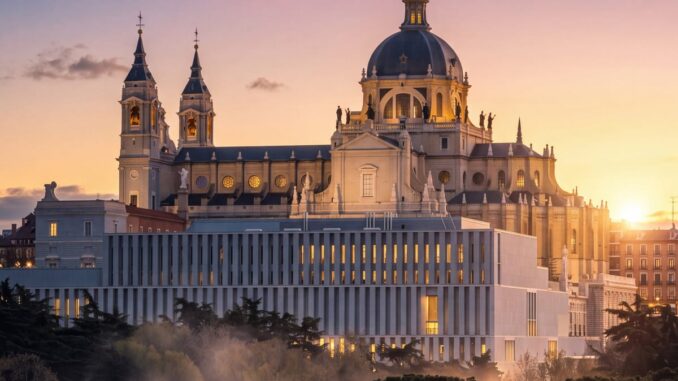 La Galería de las Colecciones Reales exhibe el patrimonio de la Corona Fachada de la Galería de las Colecciones Reales junto al Palacio Real de Madrid