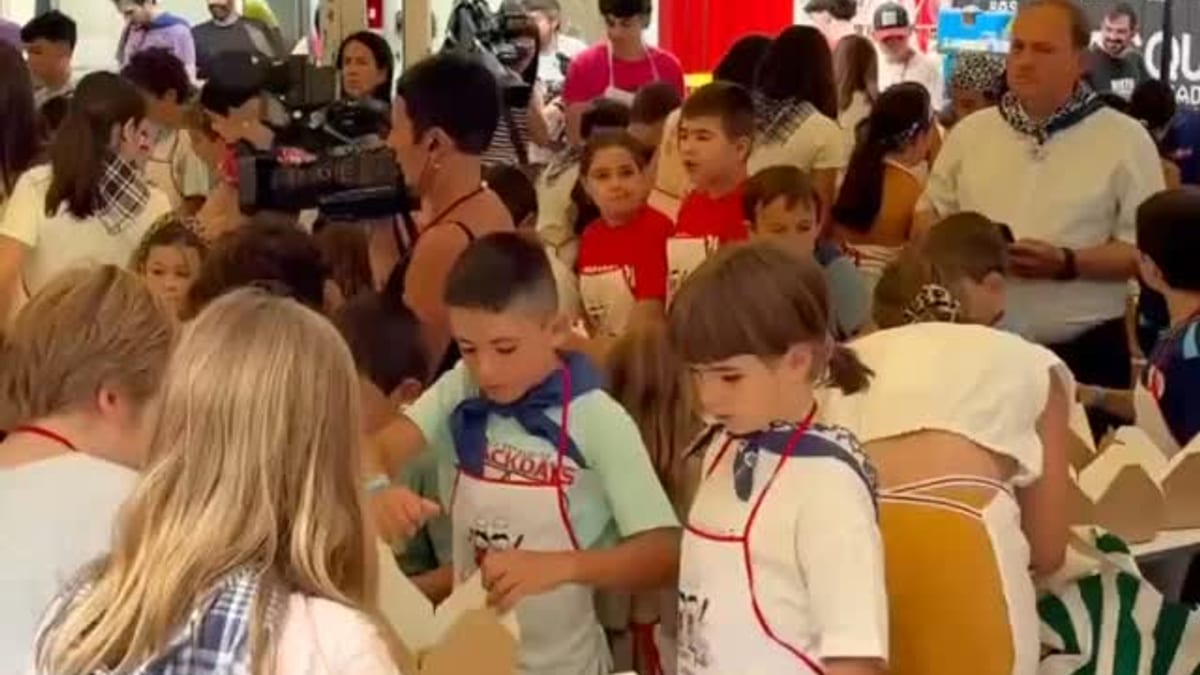 Niños y adultos participan en actividad de preparación de ensalada saludable en Gastrotxiki durante Aste Nagusia 2026