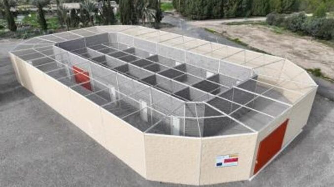 La Generalitat instala un voladero para rehabilitar aves rapaces en Santa Faz Voladero para la rehabilitación de aves rapaces instalado en el centro de recuperación de fauna de Santa Faz