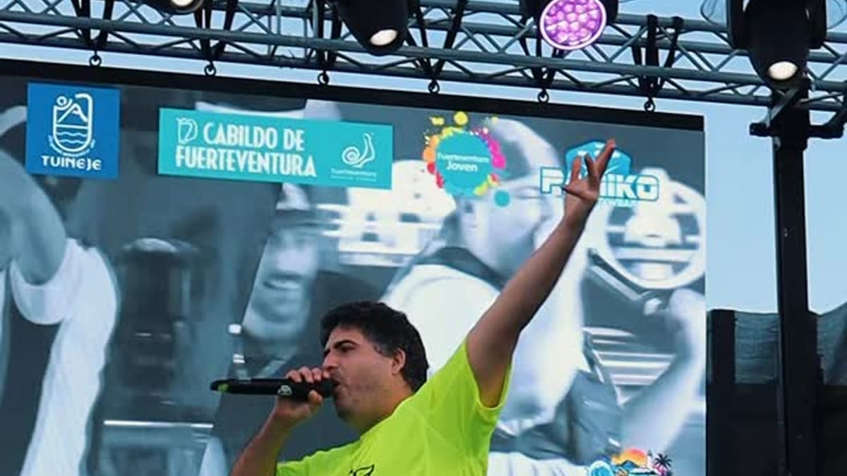 Escena del Gran Tarajal Urbano con artistas actuando en el Recinto Ferial de Gran Tarajal
