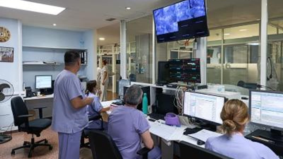 Personal sanitario en sala de control de monitorización de UCI del Hospital Sant Joan d'Alacant