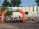 Salida de participantes en Iberlobo on Bike El Puente de Sanabria con arco inflable rojo de meta