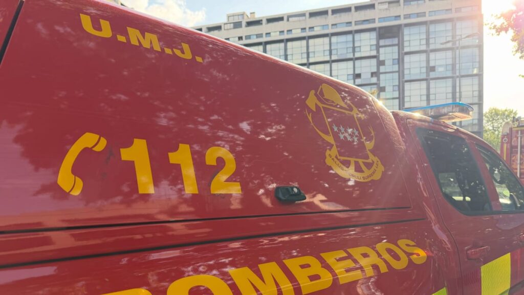 Fotografía del incendio en la azotea de la vivienda de la avenida Cerro del Águila durante su extinción por los Bomberos