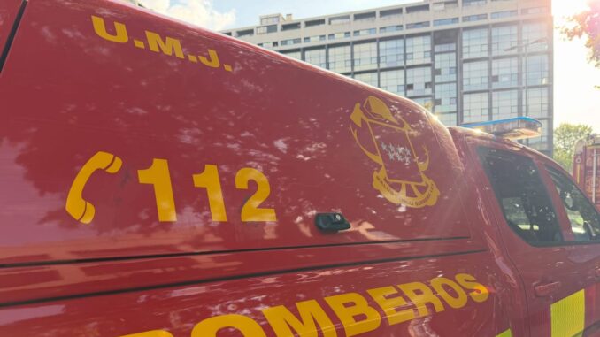 Incendio en una azotea de la avenida Cerro del Águila Fotografía del incendio en la azotea de la vivienda de la avenida Cerro del Águila durante su extinción por los Bomberos