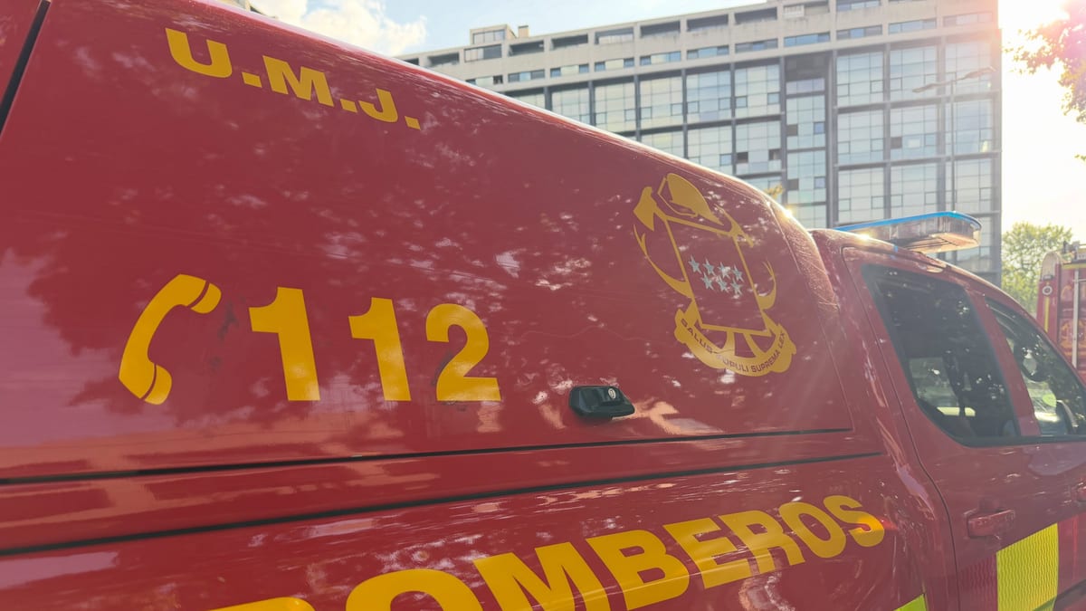 Fotografía del incendio en la azotea de la vivienda de la avenida Cerro del Águila durante su extinción por los Bomberos