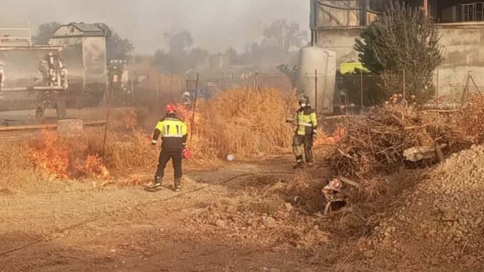 Controlado el incendio en la planta de reciclaje de Roales del Pan Incendio en la planta de reciclaje de Roales del Pan siendo controlado por los bomberos de la Diputación de Zamora