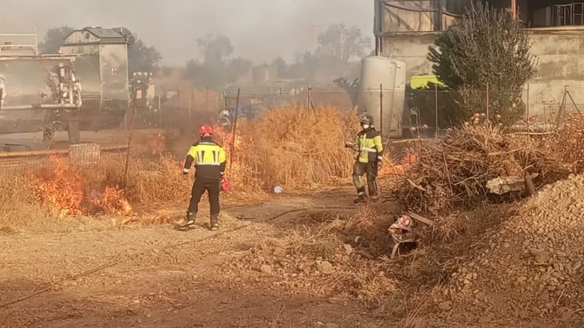 Incendio en la planta de reciclaje de Roales del Pan siendo controlado por los bomberos de la Diputación de Zamora