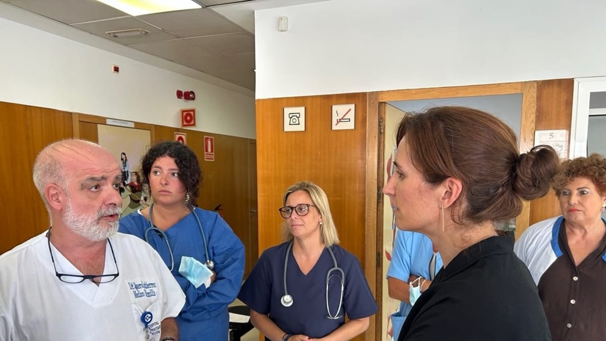 Profesionales sanitarios en un pasillo del centro médico de INGESA en Ceuta