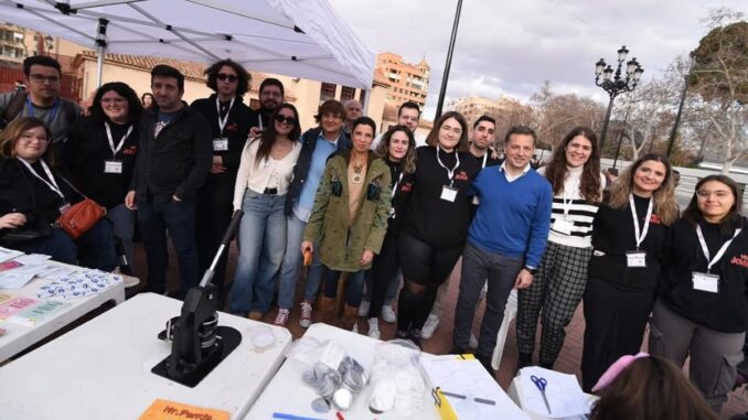 JovenFest llena la Feria de Albacete 2026 con ocio saludable para menores Presentación de la programación juvenil JovenFest para la Feria de Albacete 2026, con participantes y materiales informativos sobre actividades de ocio saludable