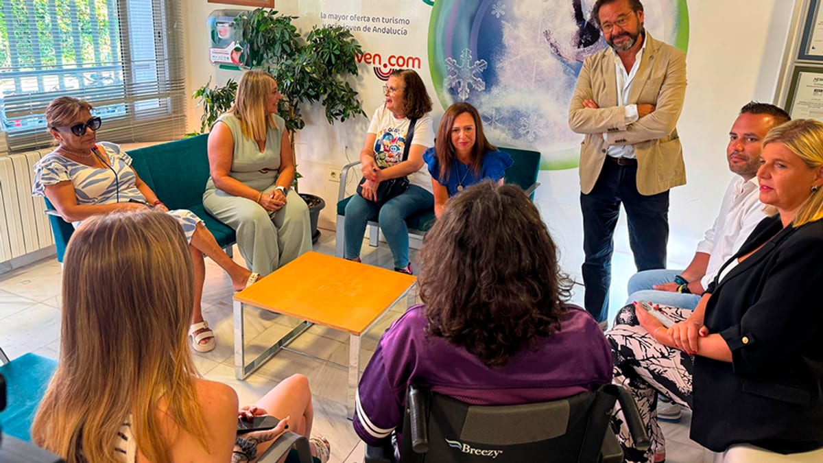 Rocío Díaz visita a familias desalojadas por terremotos en el albergue Inturjoven de Granada
