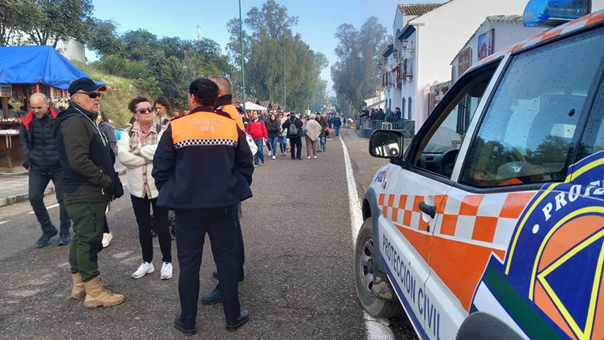 Miembros de agrupaciones de Protección Civil en formación con uniforme durante una jornada de capacitación