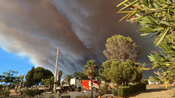 La Junta eleva a situación operativa 2 el Plan Infoca por el incendio de Niebla Operativos del Plan Infoca trabajando en la extinción del incendio de Niebla