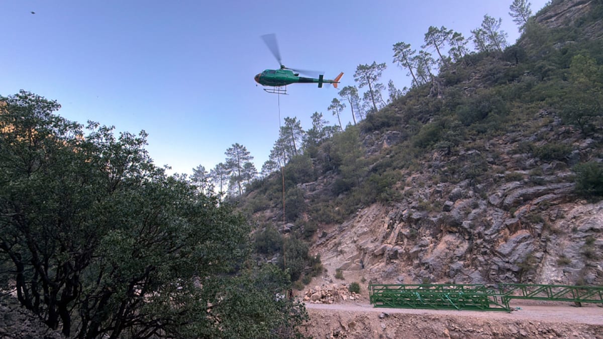 Pasarelas del sendero del río Borosa siendo trasladadas y preinstaladas en la Cerrada de Elías, Parque Natural Sierras de Cazorla, Segura y Las Villas