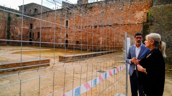 La Junta licita la restauración de los flancos del castillo de Niebla Consejero de Cultura visitando el castillo de Niebla para supervisar la licitación de obras de restauración