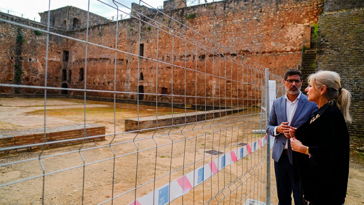 Consejero de Cultura visitando el castillo de Niebla para supervisar la licitación de obras de restauración