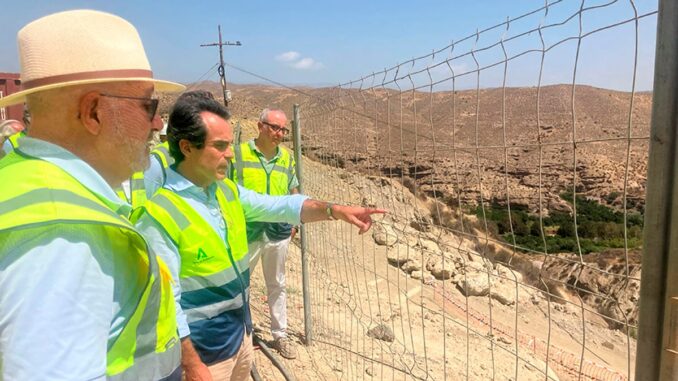 El consejero de Fomento y Movilidad Mario Muñoz-Atanet durante la visita a las obras de la carretera en Alhama de Almería