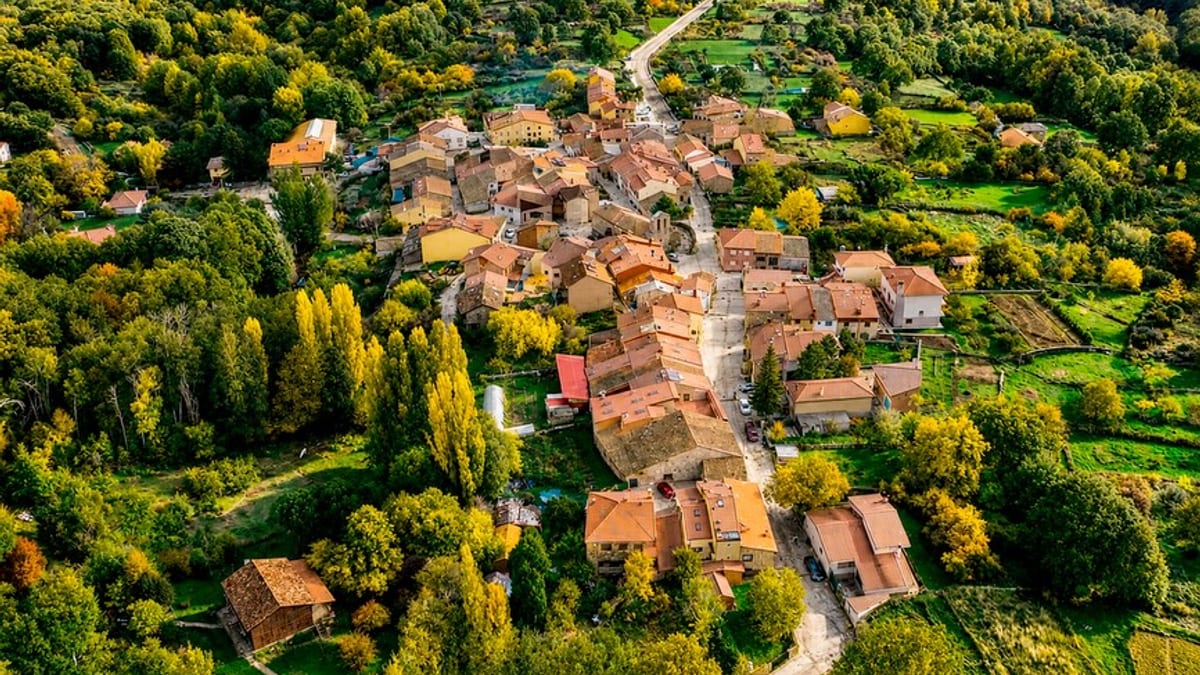 Vista de La Acebeda, pueblo pequeño de la Sierra de Madrid rodeado de naturaleza y bosque
