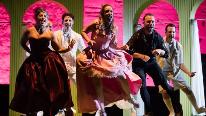 'La dama boba' llena el Castillo de los Guzmanes en Niebla Representación de La dama boba en el Patio de Armas del Castillo de los Guzmanes durante el XLI Festival de Teatro y Danza Castillo de Niebla