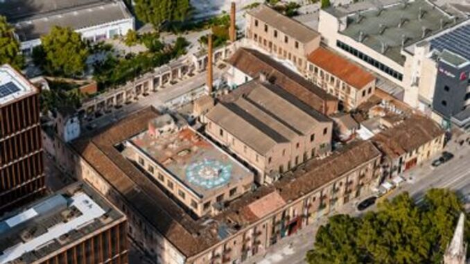 Vista aérea de la Fábrica de Creación La Escocesa en Barcelona, mostrando el antiguo recinto fabril en proceso de transformación