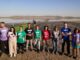 Actividad de anillamiento de pollos de flamenco en la Laguna de Fuente de Piedra con participantes realizando el marcaje científico