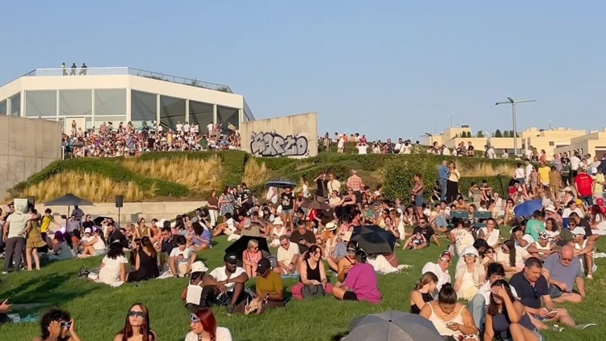 Momento del eclipse solar en Logroño con oscuridad en pleno día