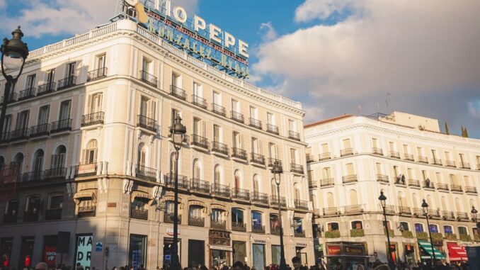 Madrid invierte 2 millones de euros en renovar las plazas mayores de diez municipios Plazas mayores renovadas en municipios de Madrid con nuevos pavimentos, iluminación y zonas verdes