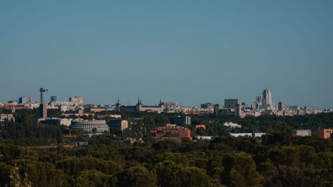 Madrid invertirá 54,5 millones en 117 actuaciones para mejorar infraestructuras públicas en municipios El consejero García Martín en la inauguración de la nueva nave-almacén de Patones