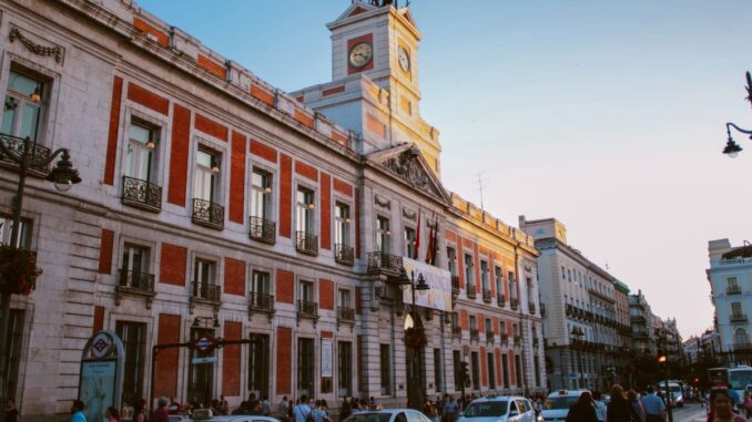 Plano turístico de Lozoyuela-Navas-Sieteiglesias mostrando red de transporte público y servicios de la Sierra Norte