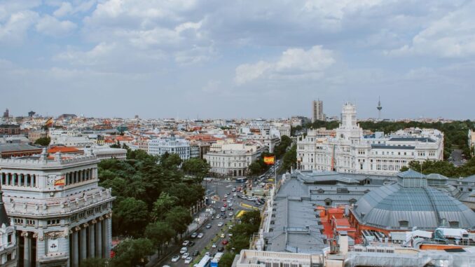 Madrid culmina su red de comunicaciones cuánticas pionera en España con 700 kilómetros de fibra óptica Representación artística de la red de comunicaciones cuánticas MADQuantum-CM de la Comunidad de Madrid con interconexiones entre infraestructuras de fibra óptica