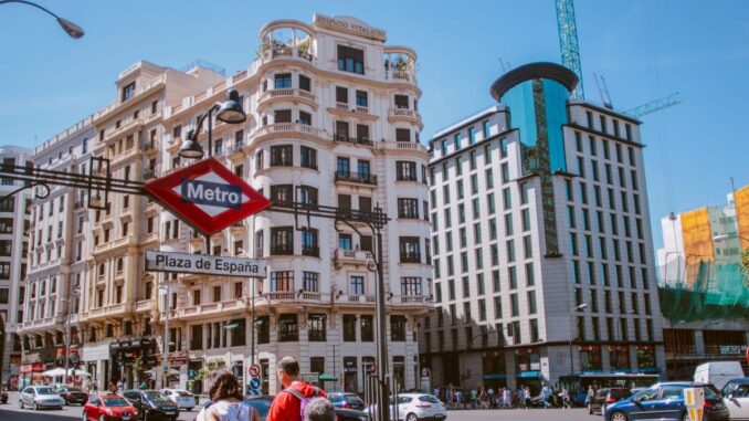 La Comunidad de Madrid instala dos nuevas escaleras mecánicas en la estación de Metro de Estrella Consejero Jorge Rodrigo comprobando la instalación de nuevas escaleras mecánicas en la estación de Metro de Estrella
