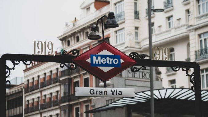 Madrid revoluciona la logística urbana: Metro transporta 174.000 paquetes en ocho meses y evita 158.000 km de reparto Taquilla inteligente de Metropaq en estación de Metro de Madrid con código QR para recogida de paquetes