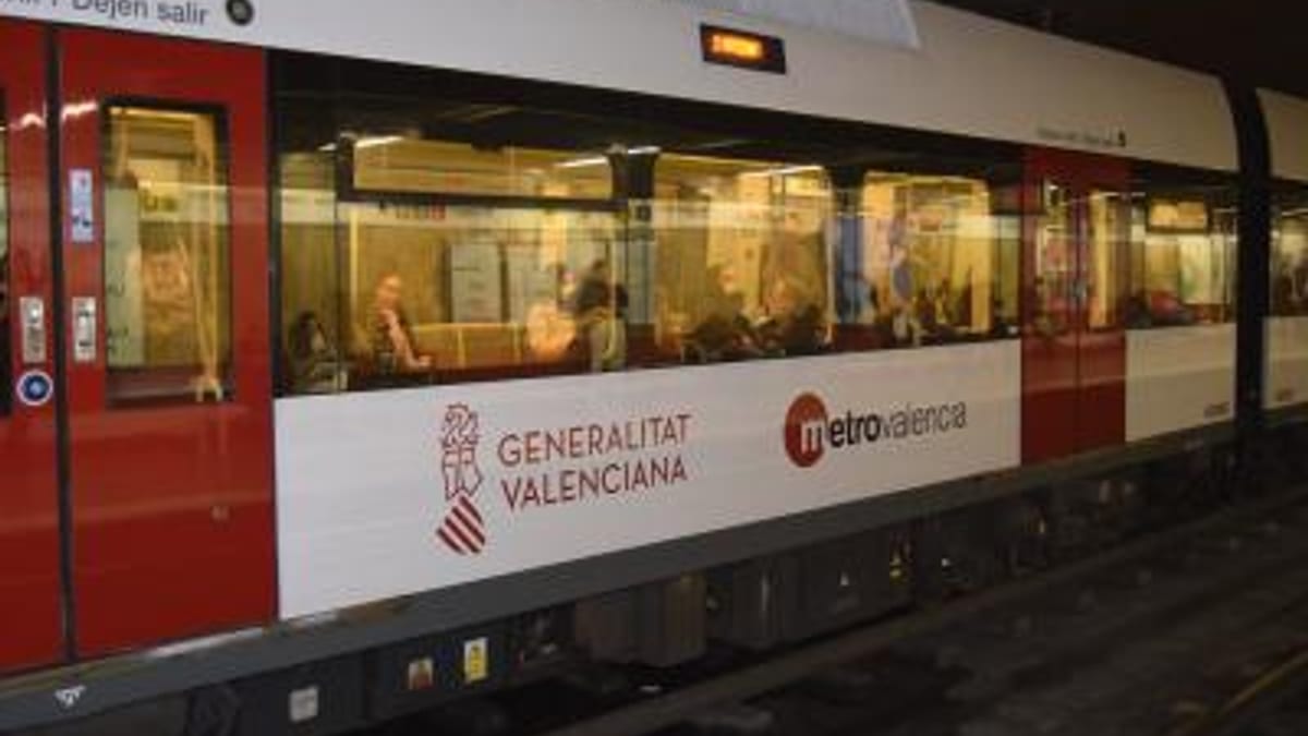 Logo de Metrovalencia con información sobre refuerzo de servicio