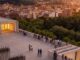 Vista panorámica del atardecer desde el Mirador de la Cornisa en Madrid, con el Palacio Real y la Catedral de la Almudena al fondo