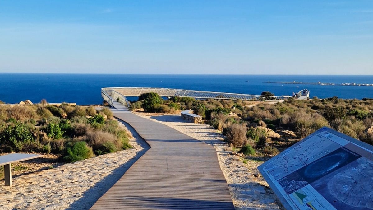 Vista del Mirador del Faro de Santa Pola con perspectiva del Mediterráneo, faro y costa