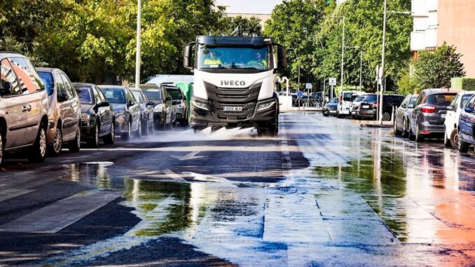 Ejecuta plan intensivo de limpieza en más de 200 calles en Móstoles El alcalde de Móstoles Manuel Bautista y el concejal Gabriel Montesín supervisan los trabajos de limpieza en la calle Felipe II