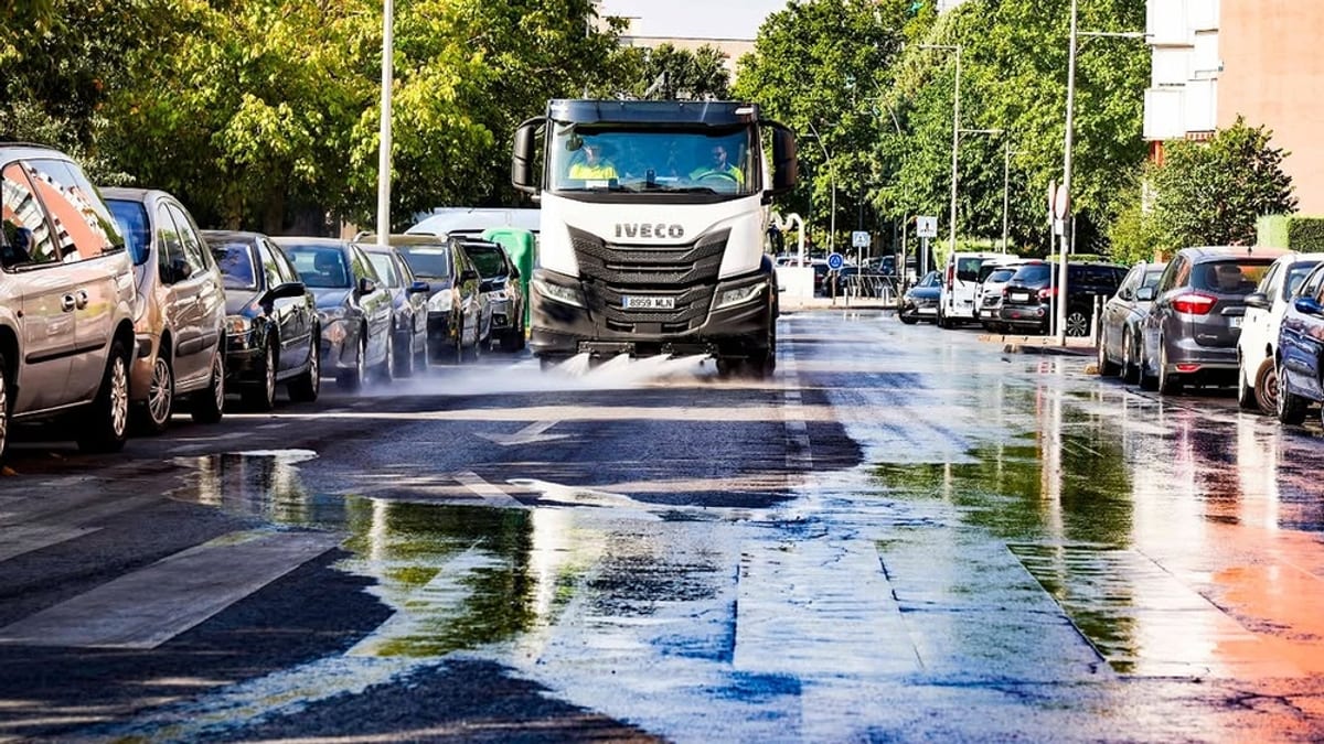El alcalde de Móstoles Manuel Bautista y el concejal Gabriel Montesín supervisan los trabajos de limpieza en la calle Felipe II