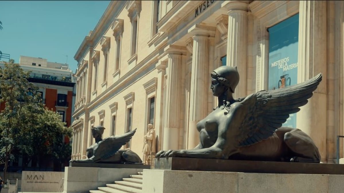 Fachada del Museo Arqueológico Nacional de Madrid con su distintivo cartel MAN