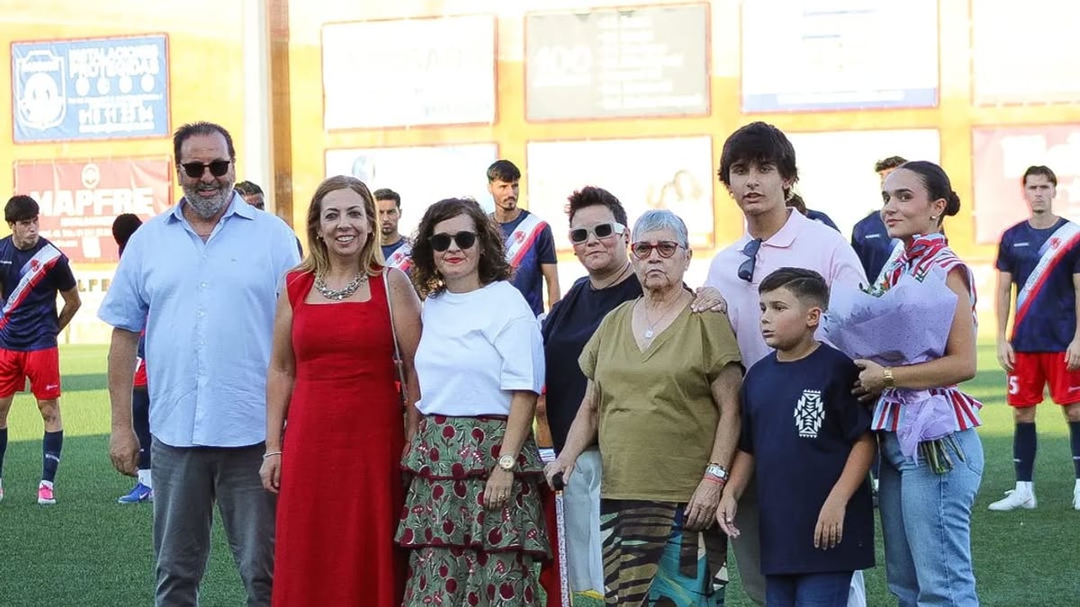 Homenaje a Ángel Carrizo en Navalcarnero con presencia de su familia y la concejala de deportes y cultura