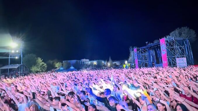 Miles de personas disfrutan del espectáculo de Panorama en San Sebastián de los Reyes Panorámica nocturna de un evento masivo de Panorama en San Sebastián de los Reyes con miles de asistentes bajo iluminación rosa y azul