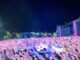 Panorámica nocturna de un evento masivo de Panorama en San Sebastián de los Reyes con miles de asistentes bajo iluminación rosa y azul