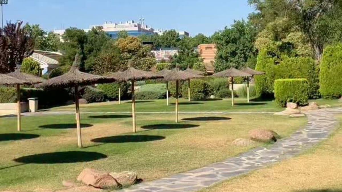 Piscina de verano del Polideportivo Municipal José Caballero de Alcobendas con zonas de agua y áreas de descanso