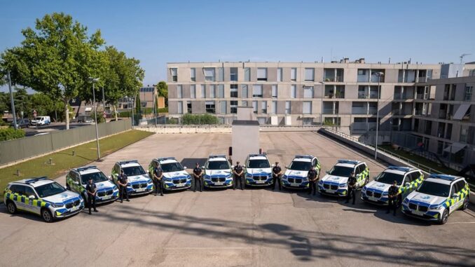 Renueva su flota con 10 nuevos coches patrulla en Pozuelo Grupo de vehículos de la Policía Municipal de Pozuelo estacionados en formación con personal posando para foto oficial