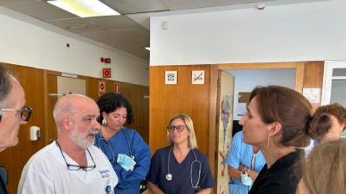 La presión asistencial en Ceuta se reduce un 72% tras refuerzo sanitario Profesionales sanitarios en el Centro de Salud Otero de Ceuta durante el dispositivo de refuerzo asistencial