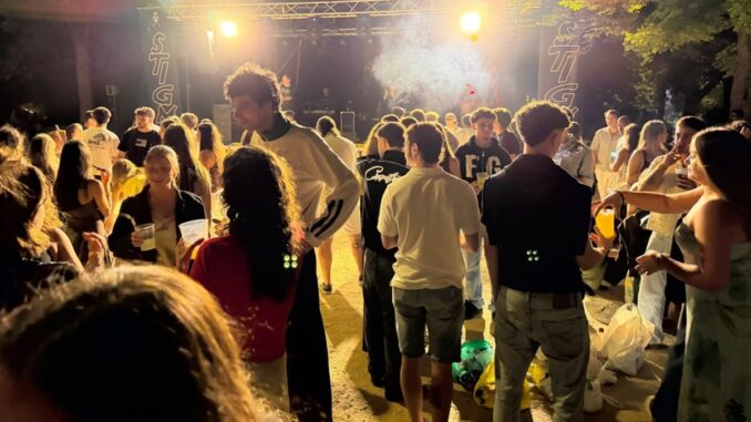 Cientos de personas disfrutaron de la primera verbena del Parque de Santa Ana Escena nocturna de la verbena en el Parque de Santa Ana de Cuenca con cientos de personas reunidas, iluminación de escenario y árboles decorados