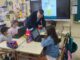 Aula de formación digital con proyector mostrando contenidos de capacitación digital de Prodetur en la provincia de Sevilla
