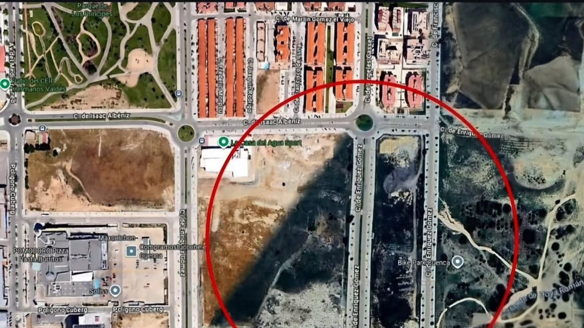 Cartel informativo del Ayuntamiento de Cuenca sobre restricciones de tráfico y estacionamiento para los fuegos artificiales del 30 de agosto, con mapa de las calles afectadas