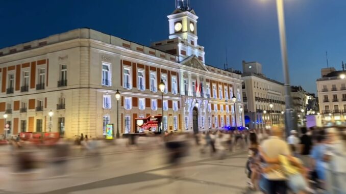La Puerta del Sol, epicentro de Madrid donde convergen todos los caminos Vista de la Puerta del Sol de Madrid, emblemática plaza histórica donde convergen los principales caminos de la ciudad